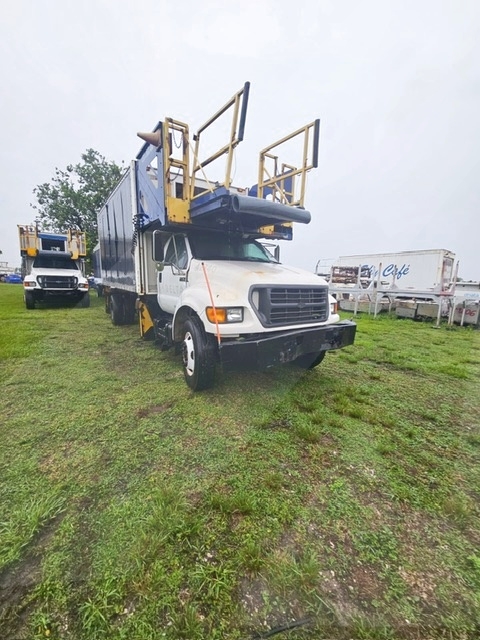 Cabin Service Truck Ford / CB16-228