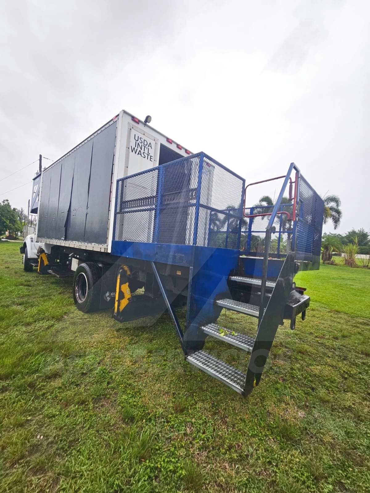 Cabin Service Truck Ford / CB16-228