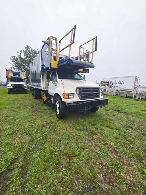 Cabin Service Truck Ford / CB16-228