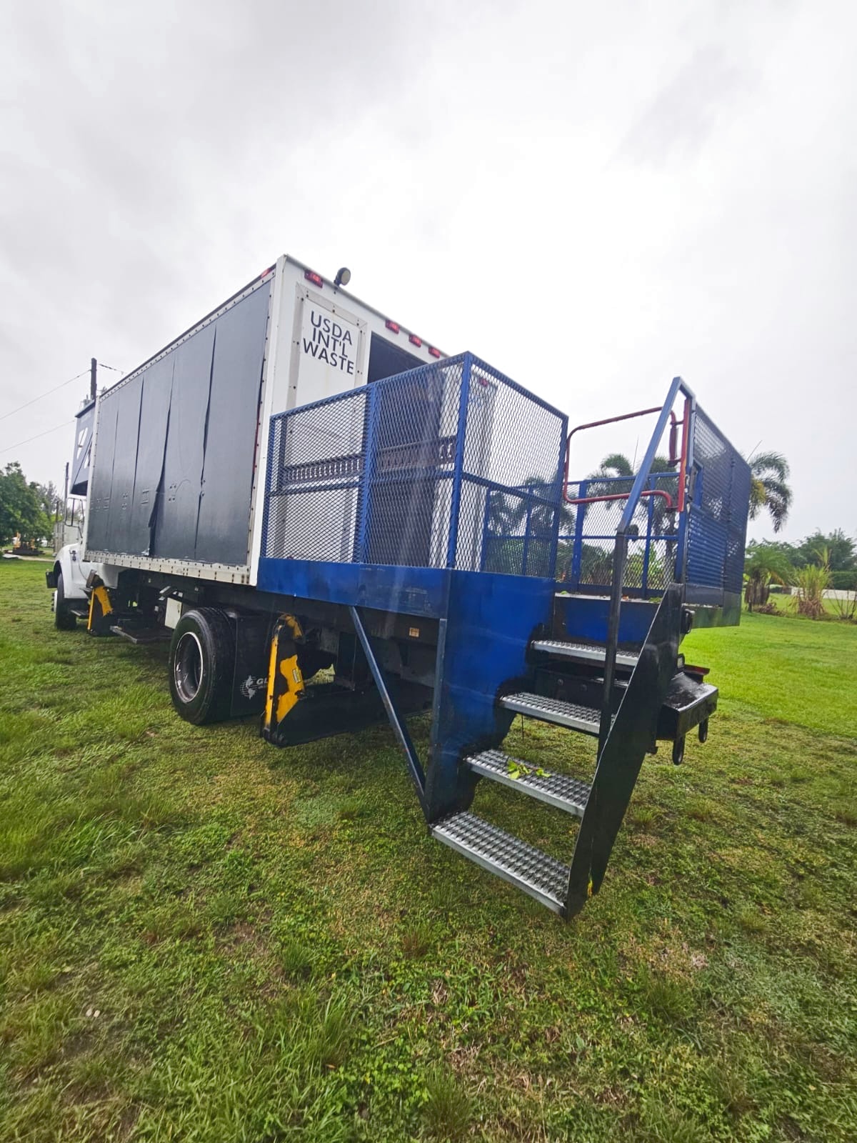 Cabin Service Truck Ford / CB16-228