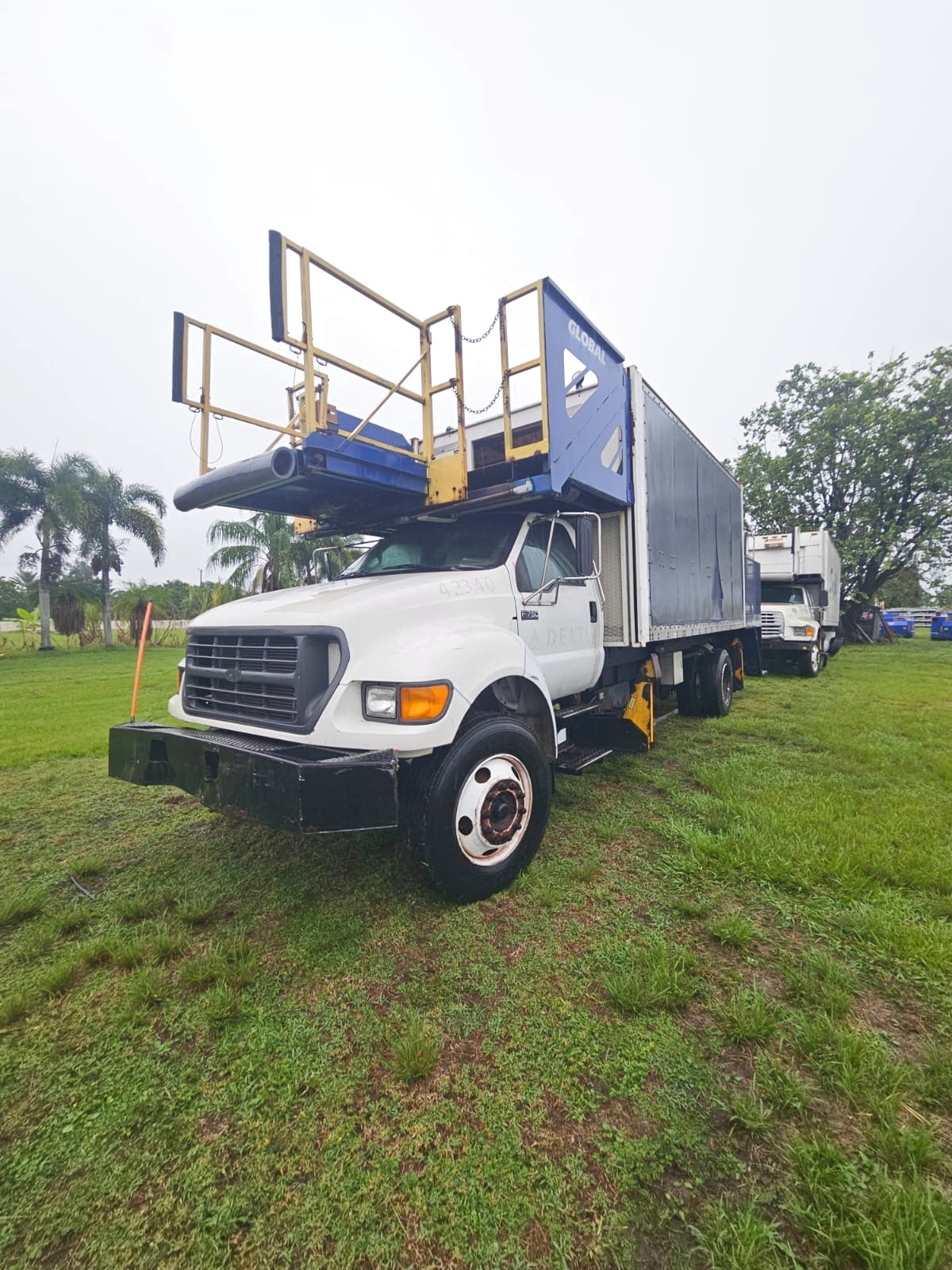 Cabin Service Truck Ford / CB16-228