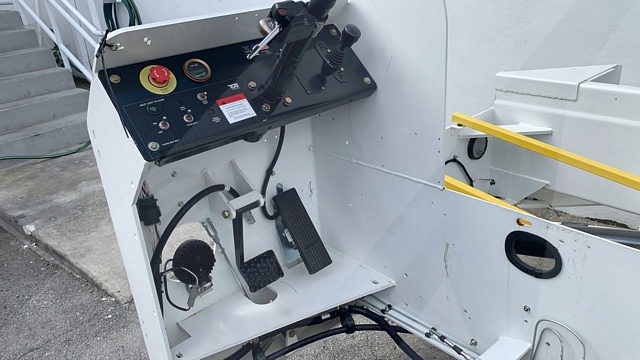 Belt Loader Tug 660E