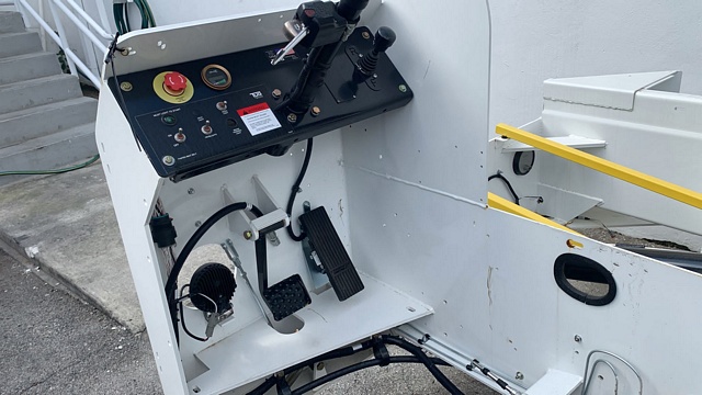 Belt Loader Tug 660E