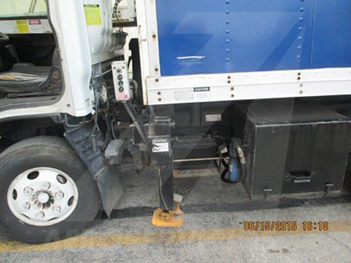 Catering Truck Tesco Hi-Lift Inc./Isuzu CL40-12