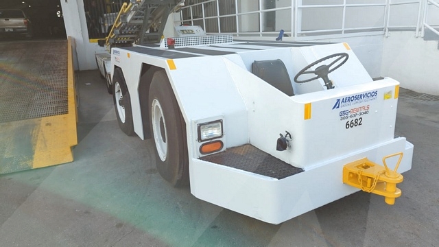 Push Back Tractor S&S GT-32 Gasoline Engine