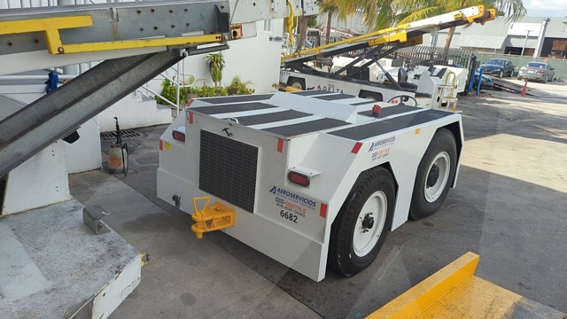 Push Back Tractor S&S GT-32 Gasoline Engine