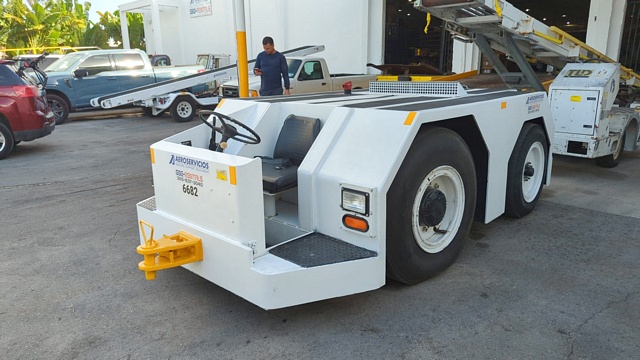 Push Back Tractor S&S GT-32 Gasoline Engine