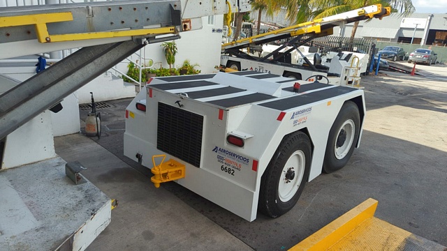 Push Back Tractor S&S GT-32 Gasoline Engine