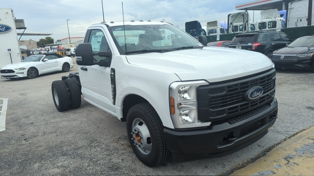 Truck Chassis Ford F-350 XL SD 2026
