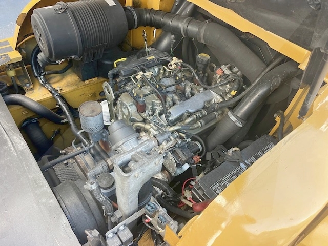 Fork Lift Standard Caterpillar DP70N - 15,500 lbs