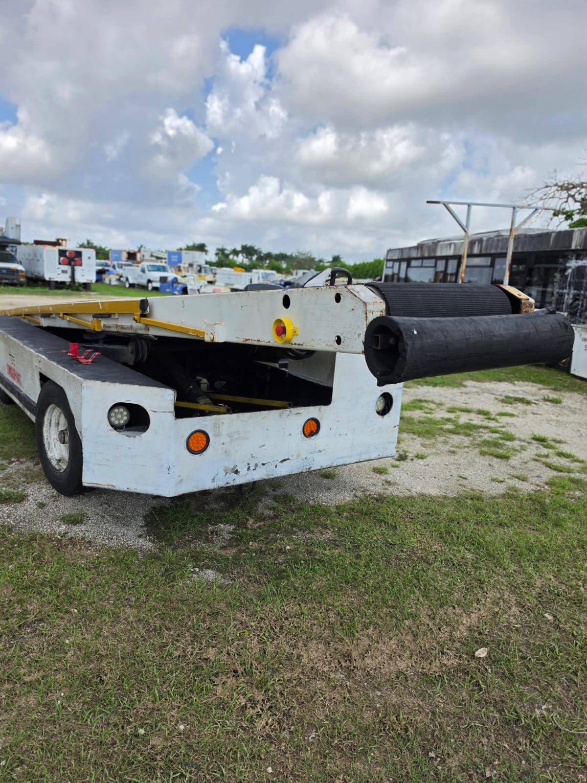 Belt Loader Tug 660