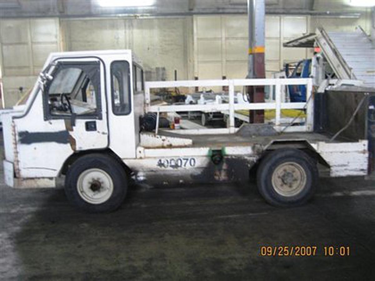 2000 Lift-A-Loft APV Flat Bed