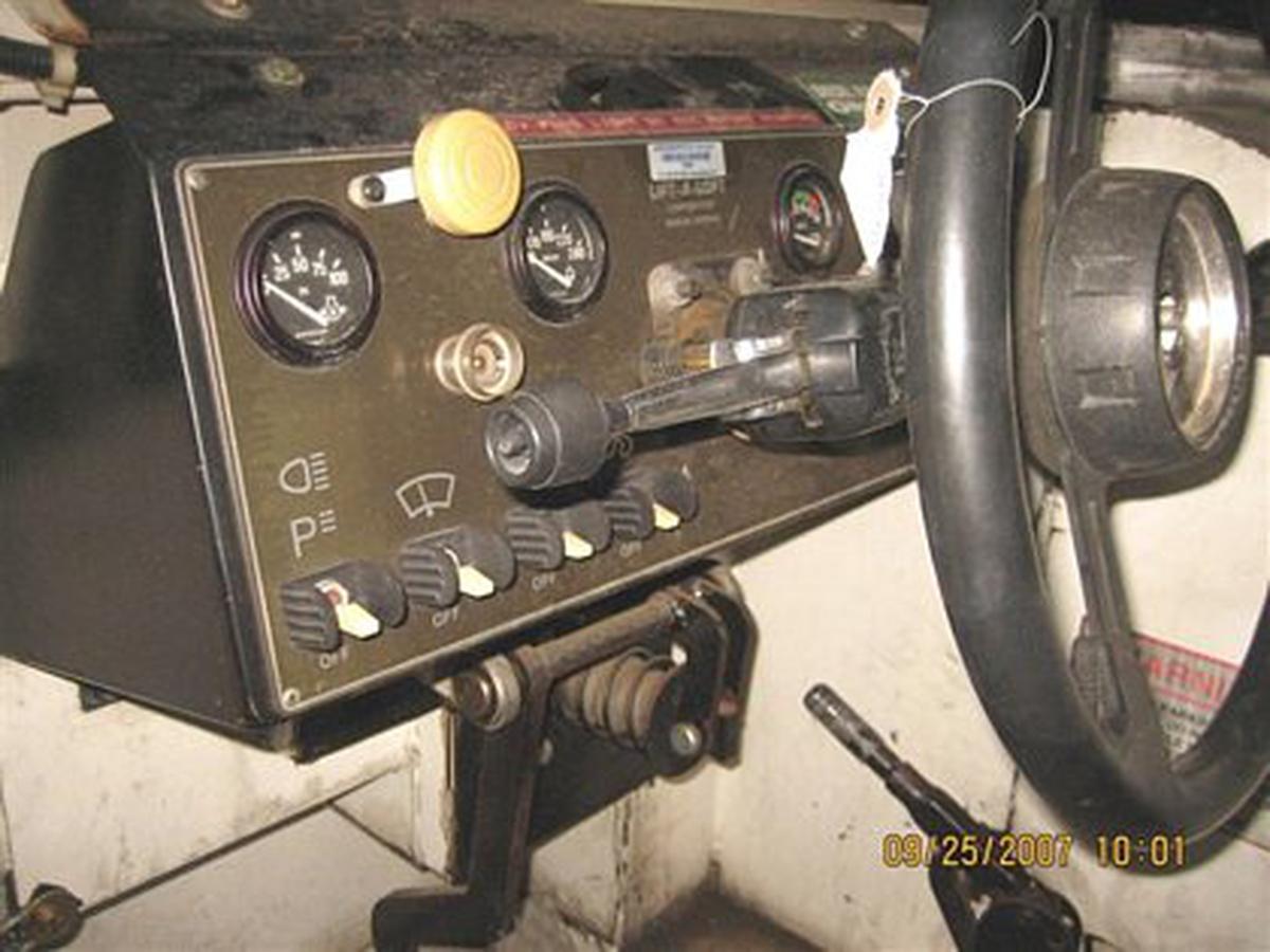 2000 Lift-A-Loft APV Flat Bed