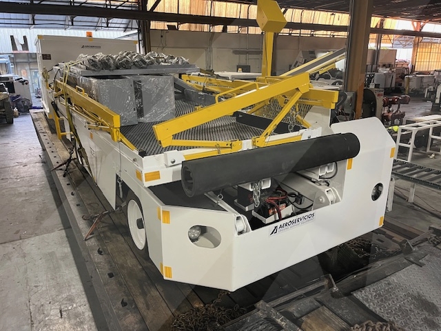 Maintenance Lift Tesco Hi-Lift Inc./Tug ML-14 over Tug 660