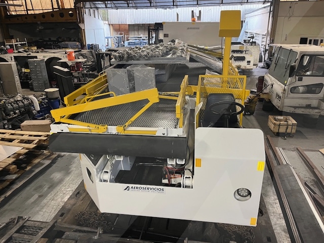 Maintenance Lift Tesco Hi-Lift Inc./Tug ML-14 over Tug 660