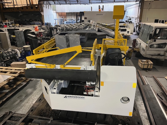 Maintenance Lift Tesco Hi-Lift Inc./Tug ML-14 over Tug 660