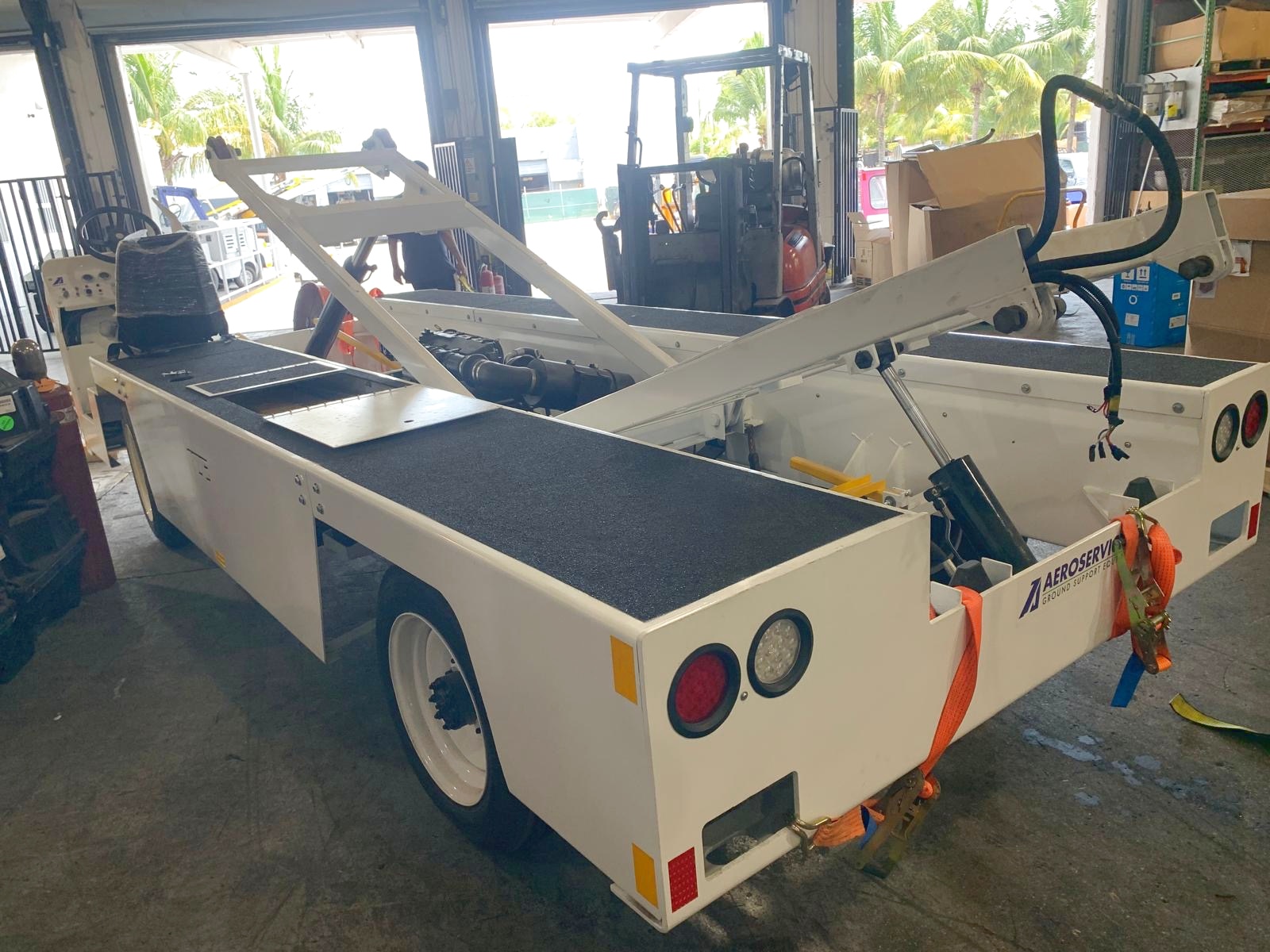 Belt Loader Tug 660