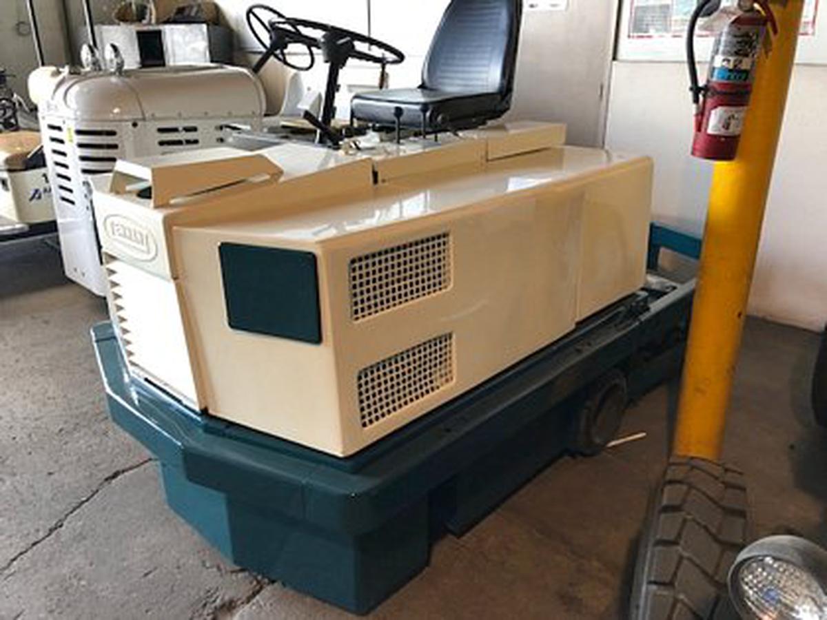 Rider Floor Scrubber Tennant 520