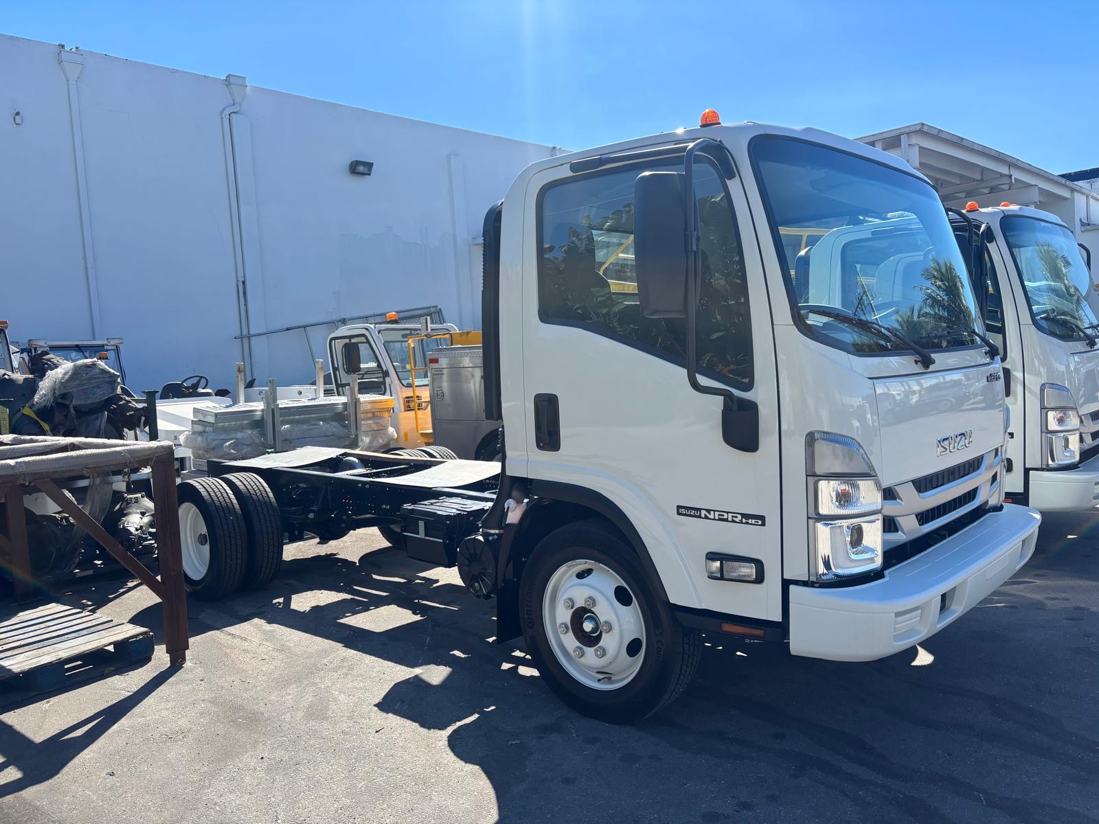 Truck Chassis Isuzu NPR - Gasoline