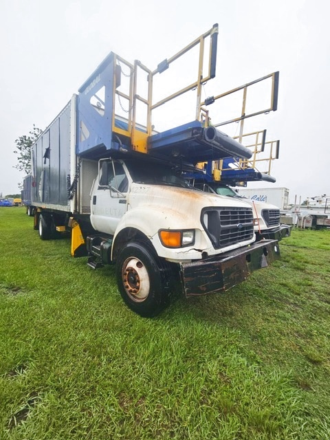 Cabin Service Truck Ford / CB16-228