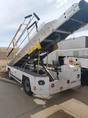 Belt Loader Tug 660