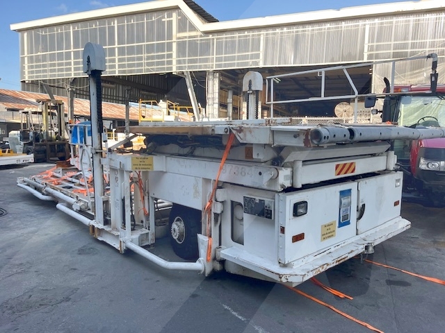 Wide Lower Deck Cargo Loader FMC Commander 15 U