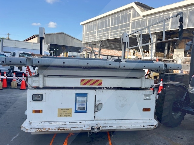 Wide Lower Deck Cargo Loader FMC Commander 15 U