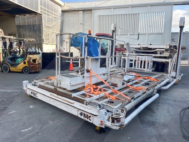 Wide Lower Deck Cargo Loader FMC Commander 15 U