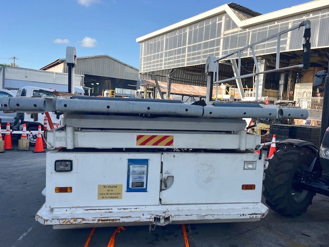 Wide Lower Deck Cargo Loader FMC Commander 15 U