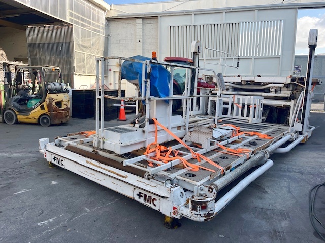 Wide Lower Deck Cargo Loader FMC Commander 15 U