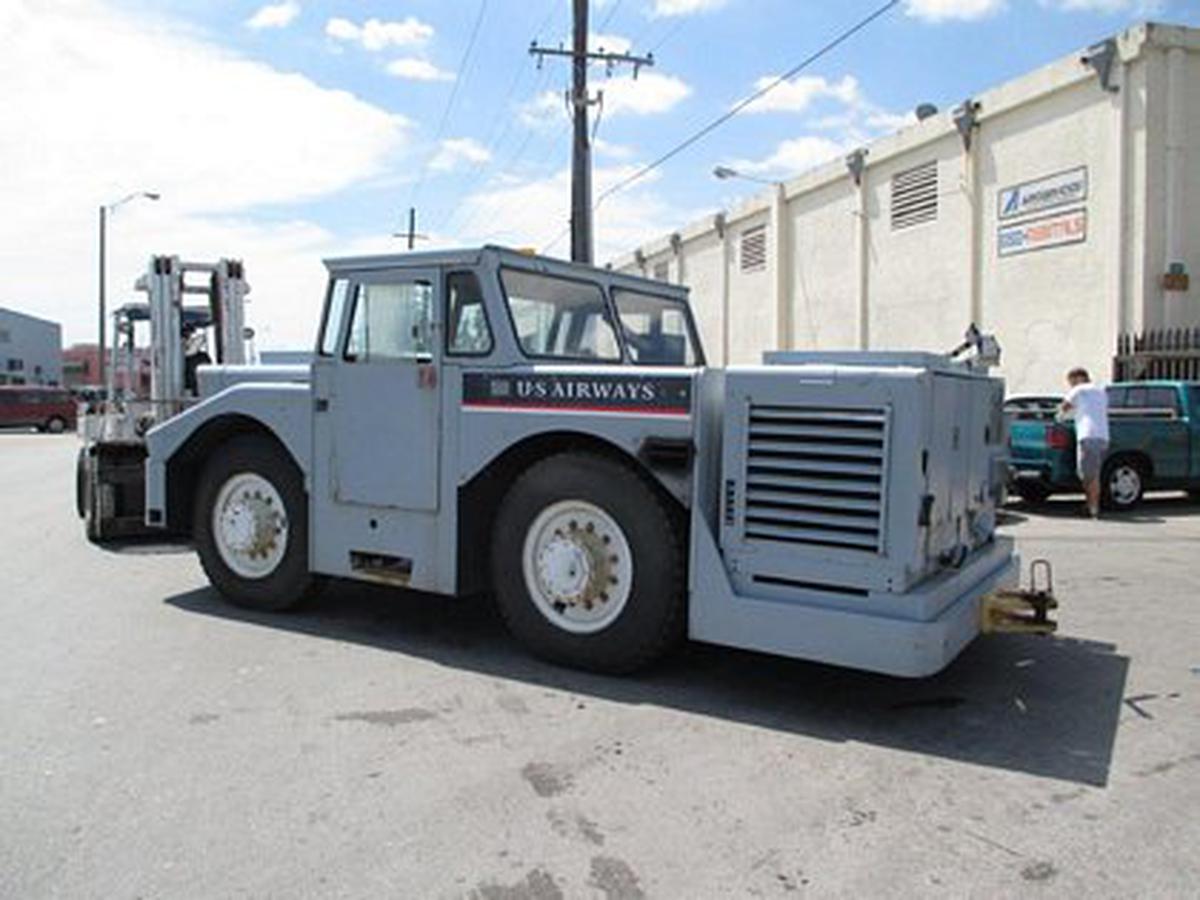 Push Back Tractor Hough-Paymover T-225 SL+ 400Hz GPU Hobart