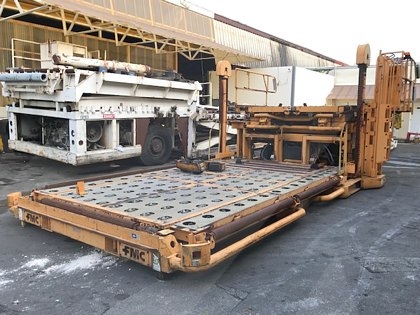 Wide Lower Deck Cargo Loader FMC Commander 15 U
