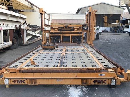 Wide Lower Deck Cargo Loader FMC Commander 15 U