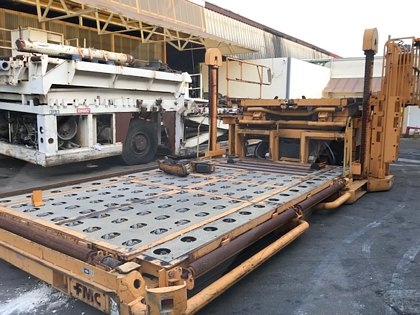 Wide Lower Deck Cargo Loader FMC Commander 15 U