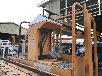 Wide Lower Deck Cargo Loader FMC Commander 15 U