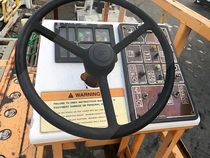 Wide Lower Deck Cargo Loader FMC Commander 15 U