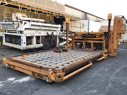 Wide Lower Deck Cargo Loader FMC Commander 15 U