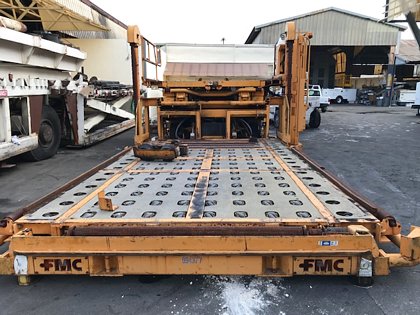 Wide Lower Deck Cargo Loader FMC Commander 15 U
