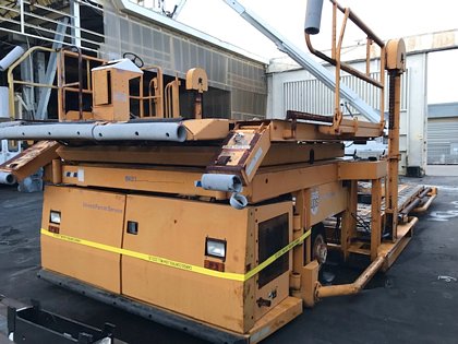 Wide Lower Deck Cargo Loader FMC Commander 15 U