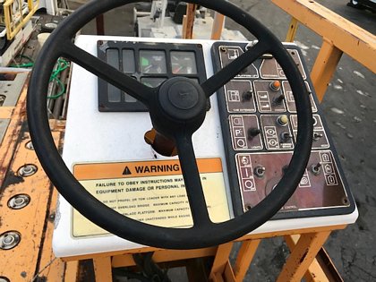 Wide Lower Deck Cargo Loader FMC Commander 15 U