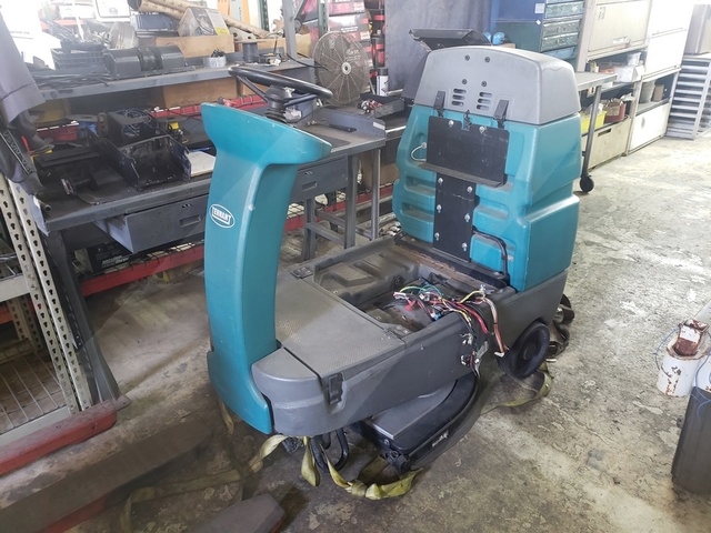 Rider Floor Scrubber Tennant T-7