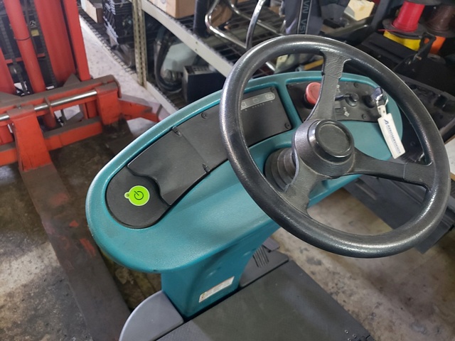 Rider Floor Scrubber Tennant T-7