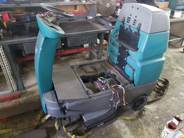 Rider Floor Scrubber Tennant T-7